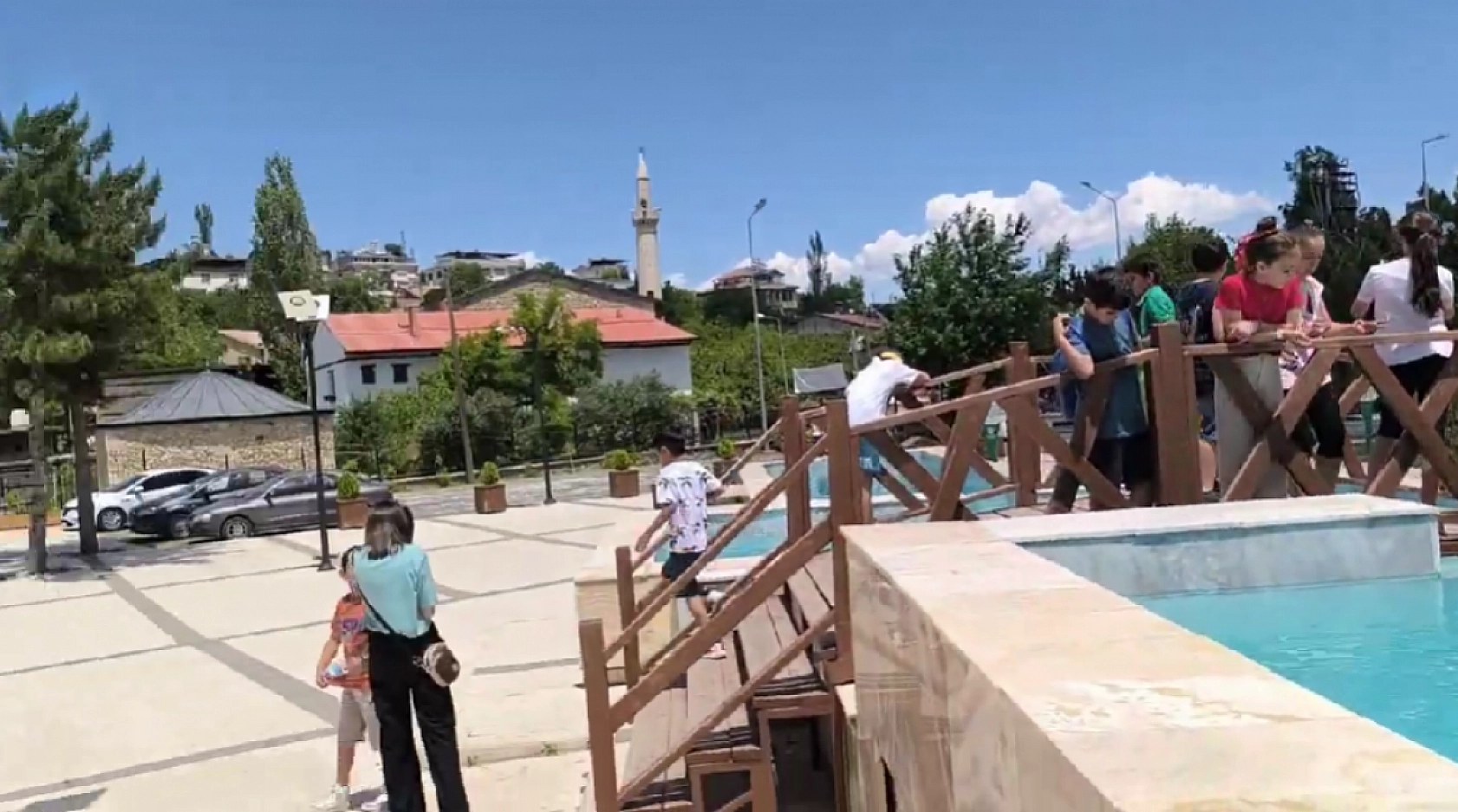 Elazığ'da 40 derecelik sıcaktan kaçanlar buraya sığınıyor! Adım atacak yer kalmıyor. Akın akın gidiyorlar