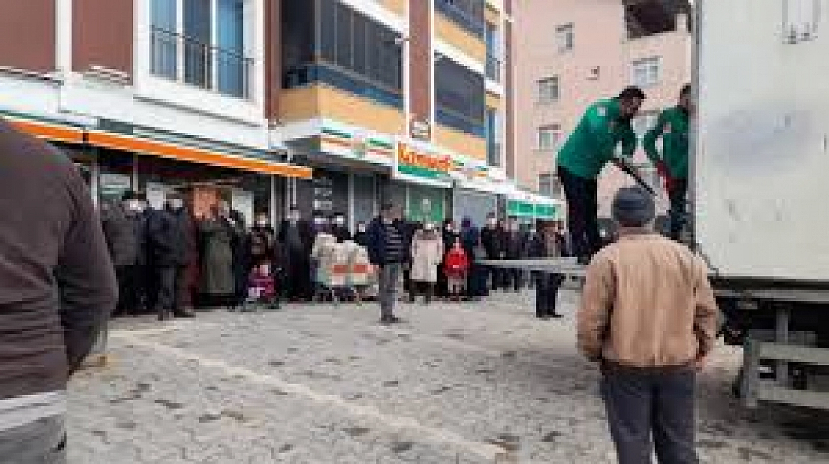 Elazığ'da Bayram İndirimi Bugün Başladı! Kuyrukların Uzunluğu Görenleri Şaşırtıyor!
