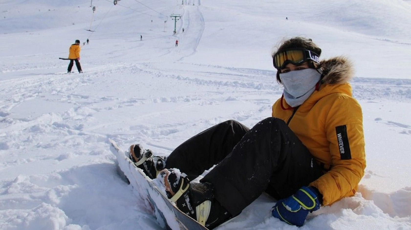 Göl manzaralı Hazar Baba Dağı'nda kayak keyfi başladı