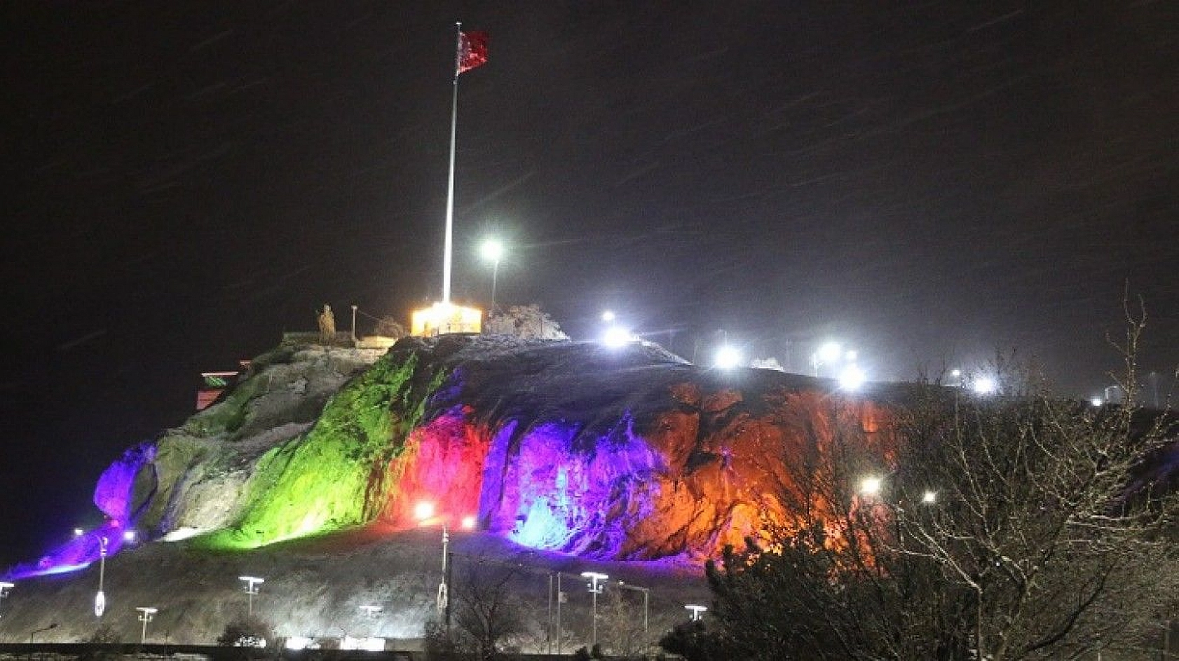 Karla kaplı Harput'ta ışıklarla görsel şölen