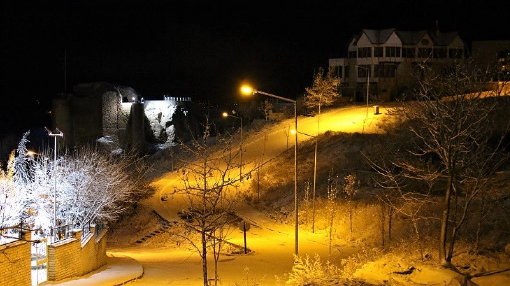 Karla kaplı Harput'ta ışıklarla görsel şölen