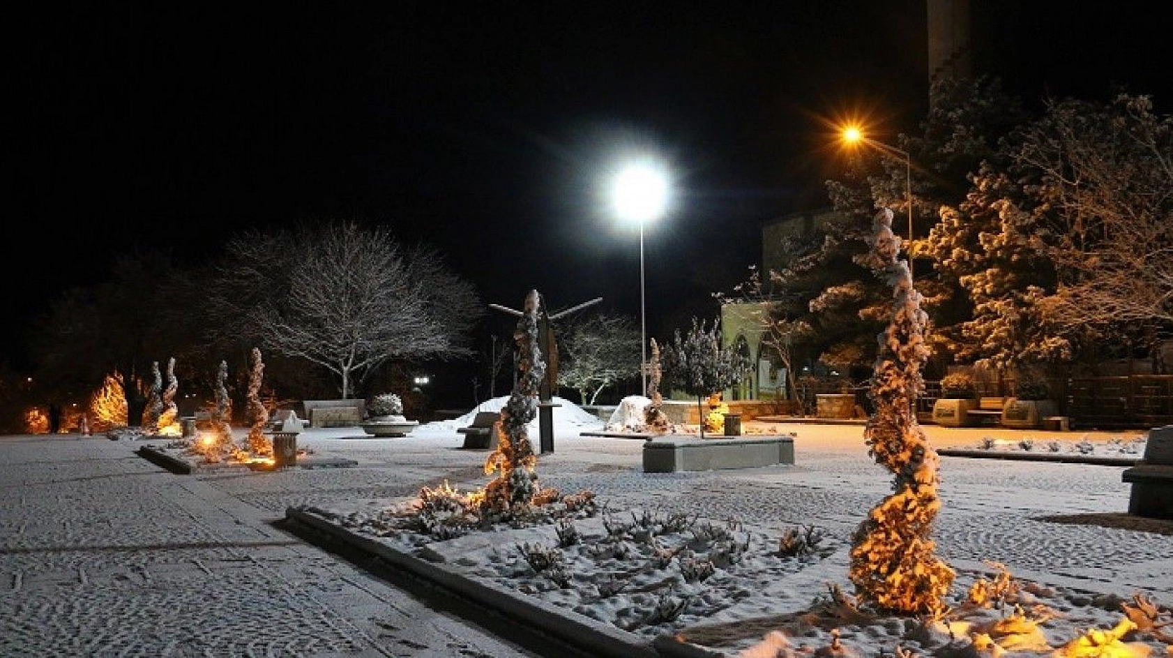 Karla kaplı Harput'ta ışıklarla görsel şölen