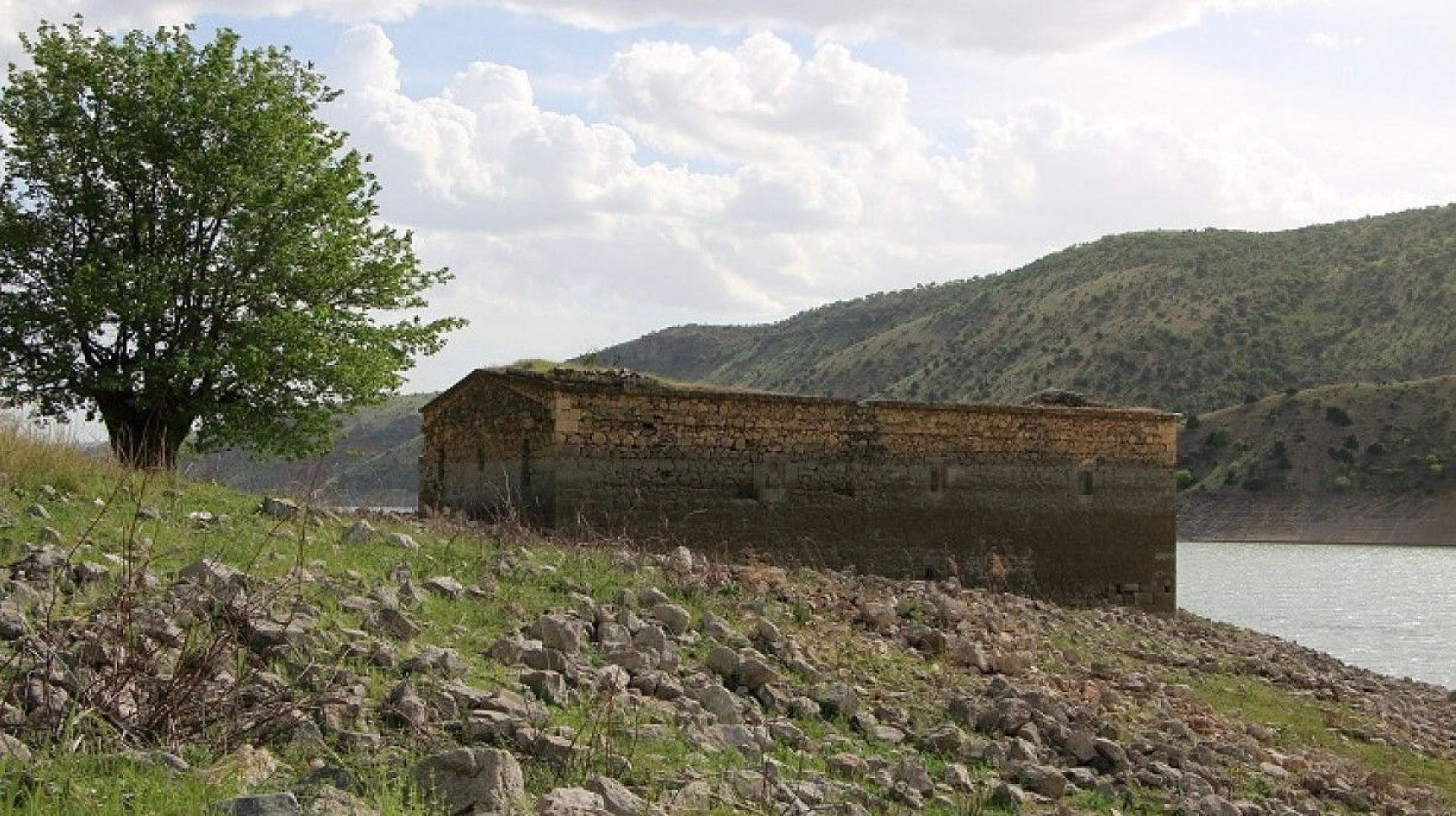 Sülar çekildi, tarihi kilise gün yüzüne çıktı