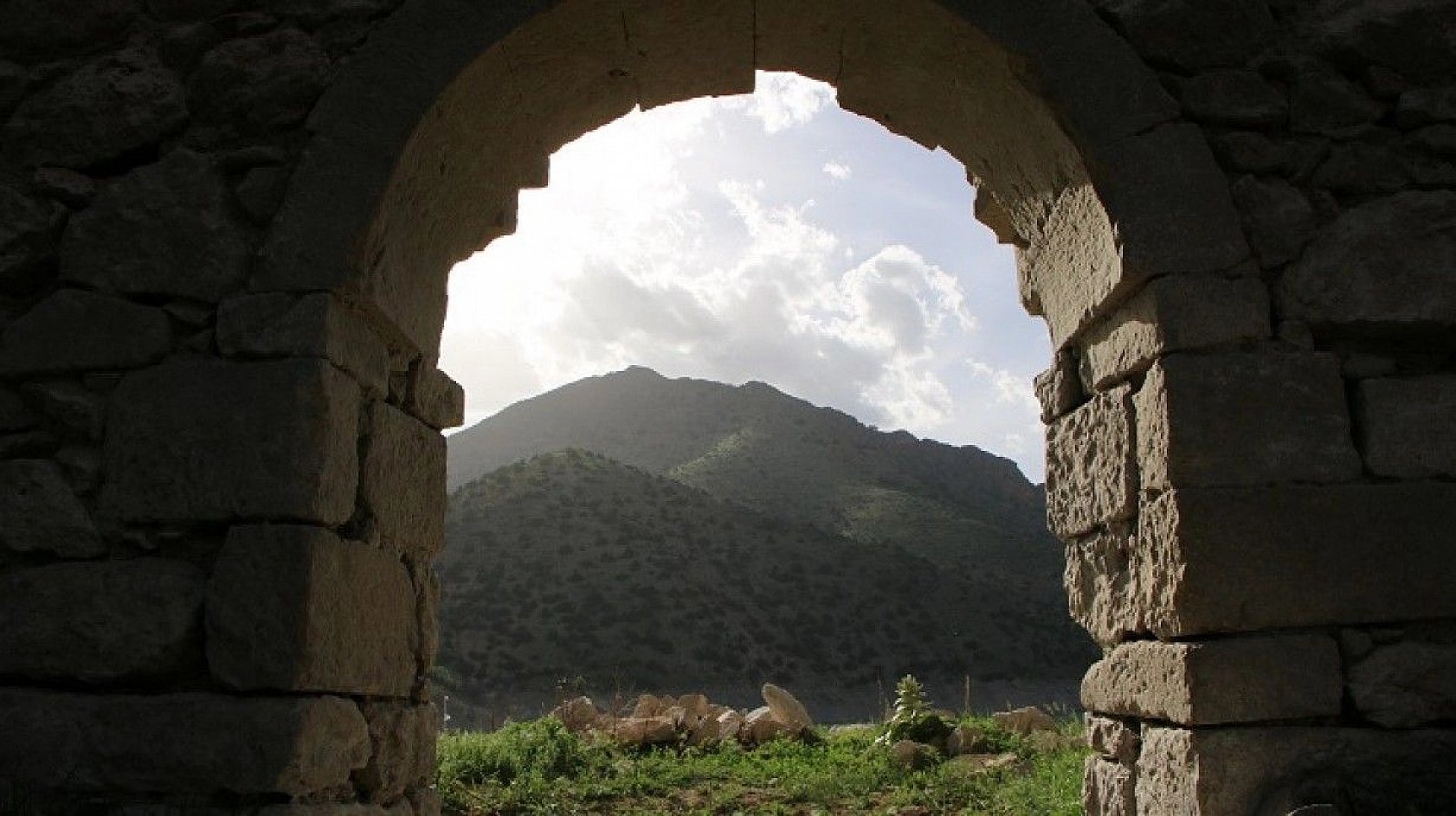 Sülar çekildi, tarihi kilise gün yüzüne çıktı