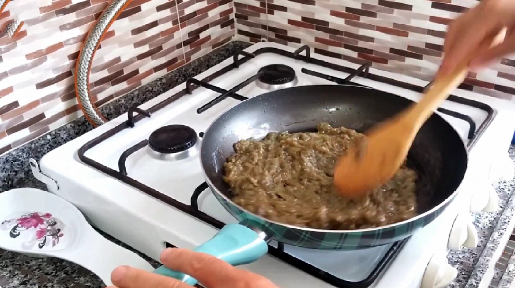 İlk lokmada bağımlılık yapıyor! Elazığlıların sofrasında eksik olmuyor, yaz ayının vazgeçilmezi