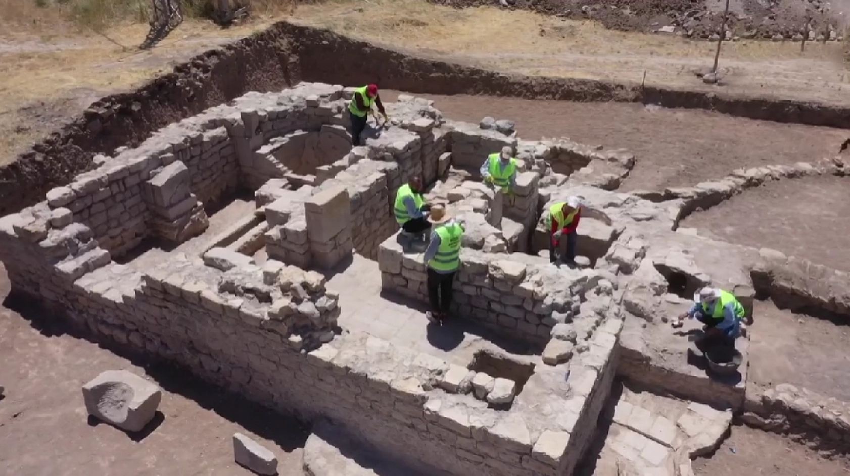 Elazığ'da fidan dikerken 1700 yıllık sır ortaya çıktı! Arkeologlar şoke oldu