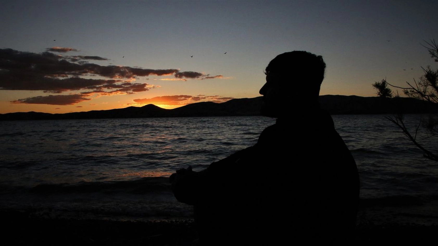 Hazar Gölü'nde günbatımı kartpostallık görüntüler oluşturdu