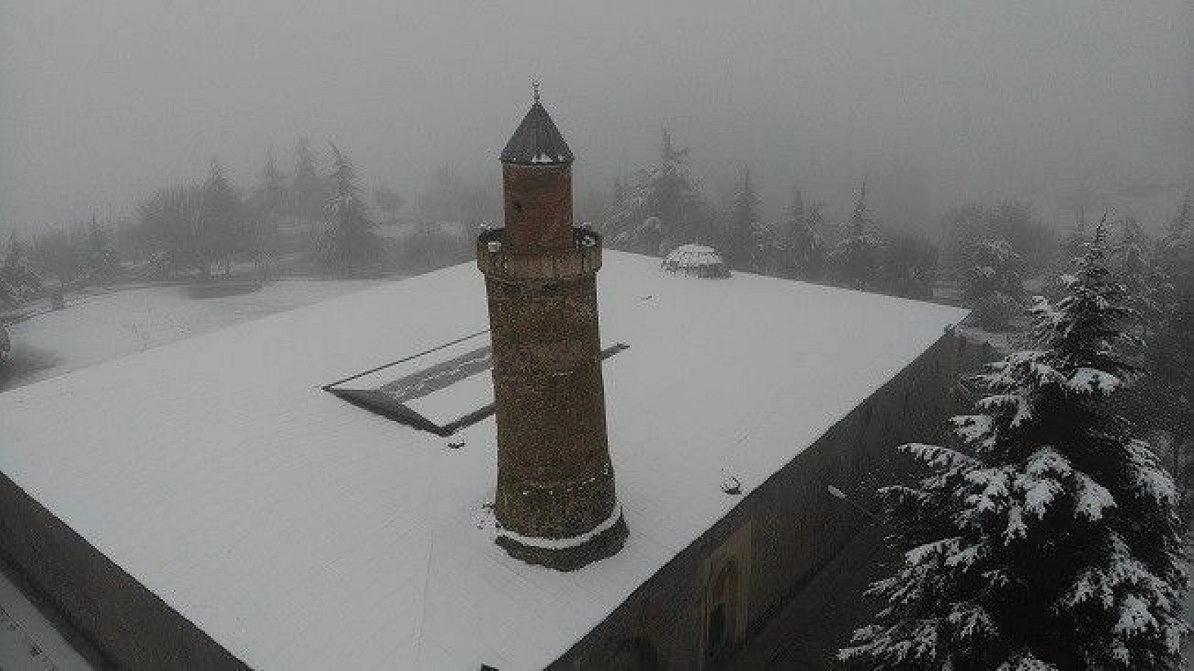 Elazığ'da kar ve sis altındaki tarihin eşsiz manzarası