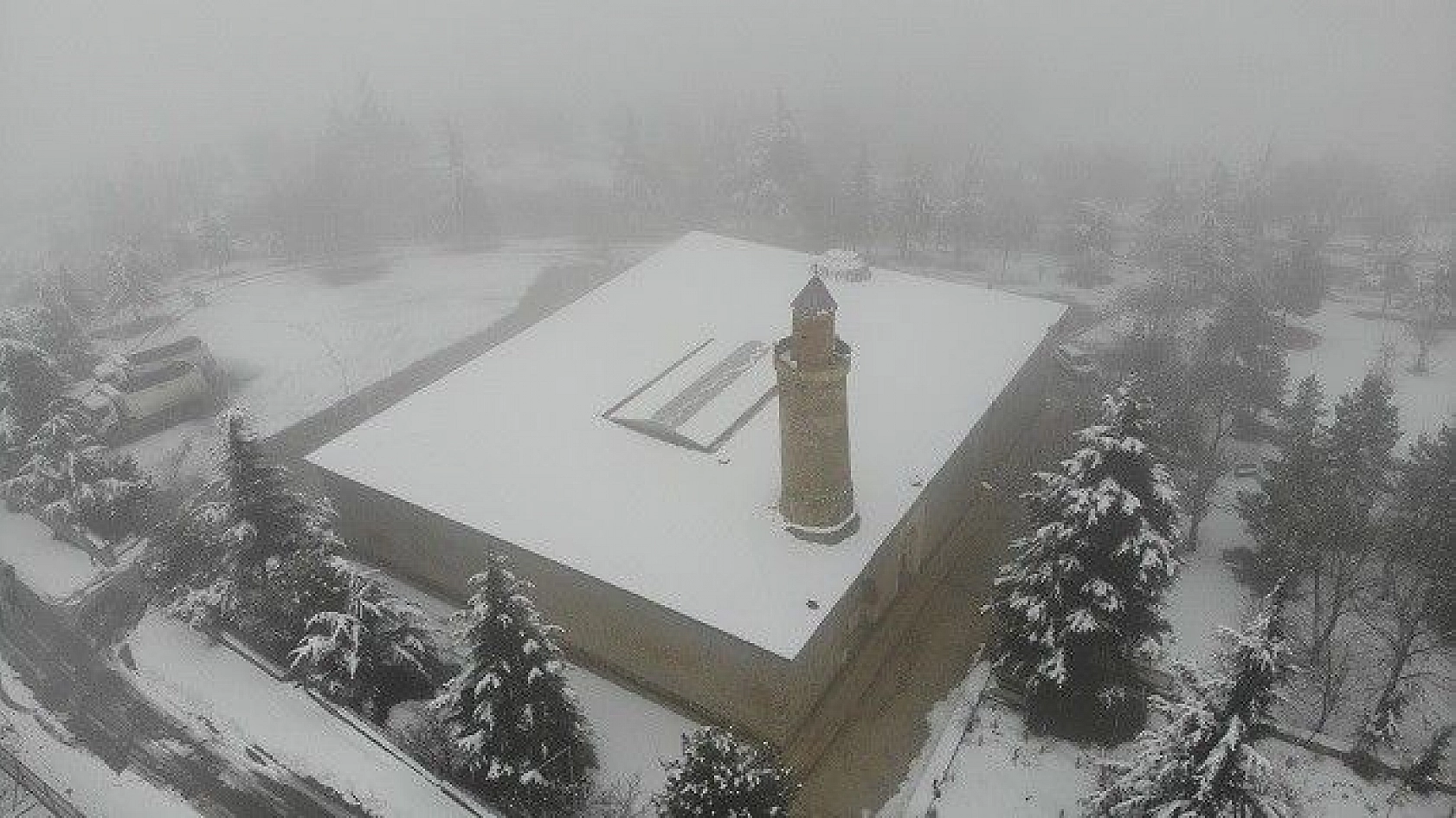 Elazığ'da kar ve sis altındaki tarihin eşsiz manzarası
