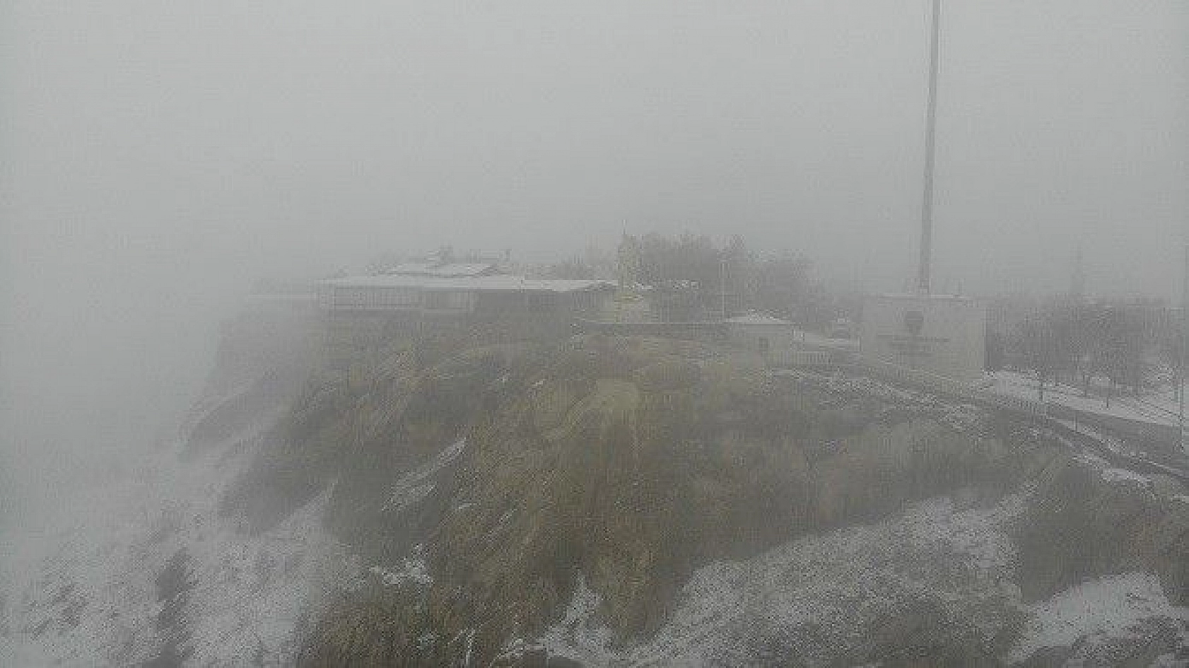 Elazığ'da kar ve sis altındaki tarihin eşsiz manzarası