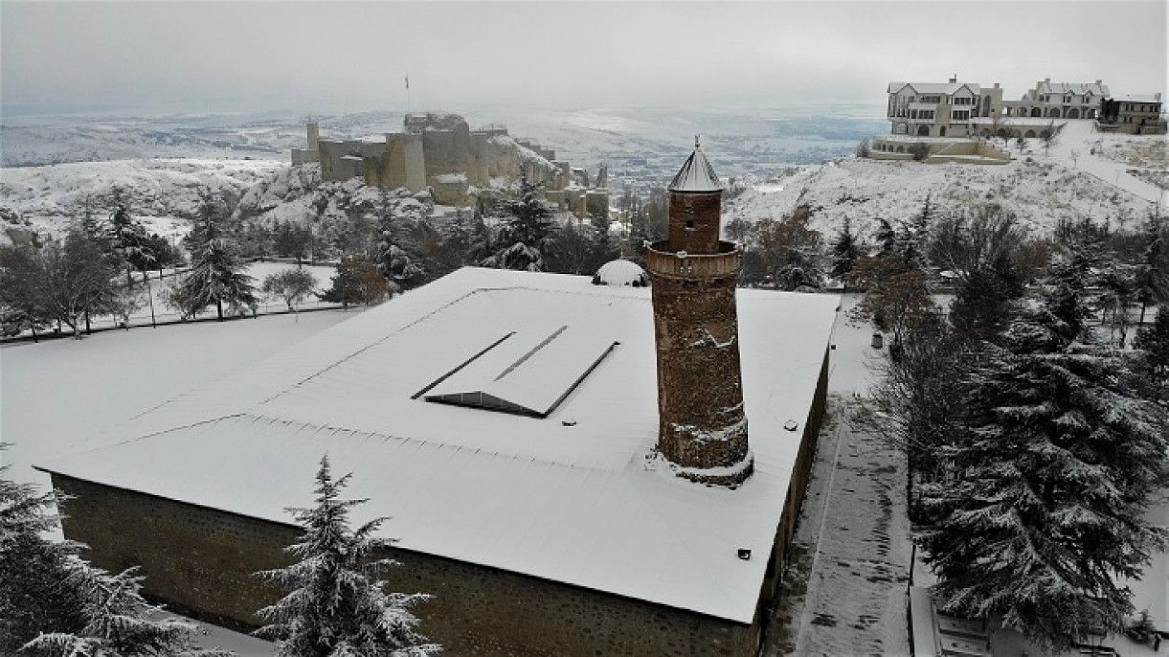 Bin 200 rakımlı Harput'ta kar güzelliği