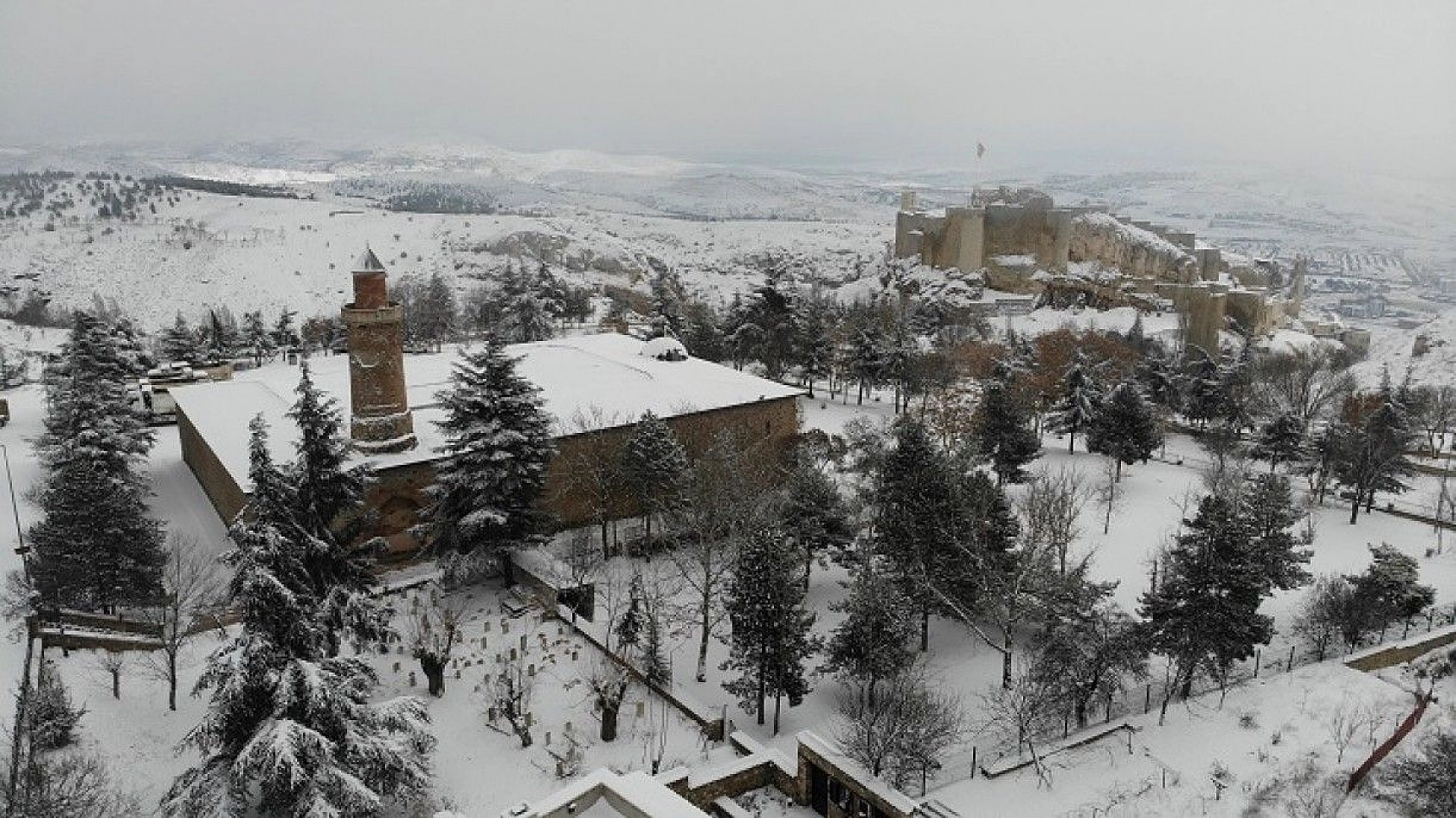 Bin 200 rakımlı Harput'ta kar güzelliği