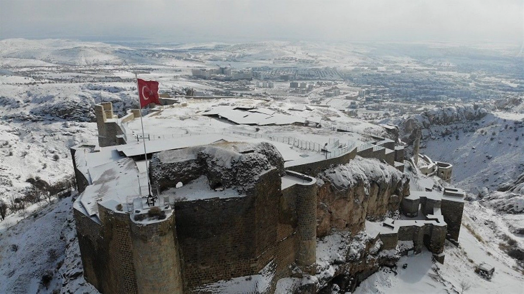 Bin 200 rakımlı Harput'ta kar güzelliği