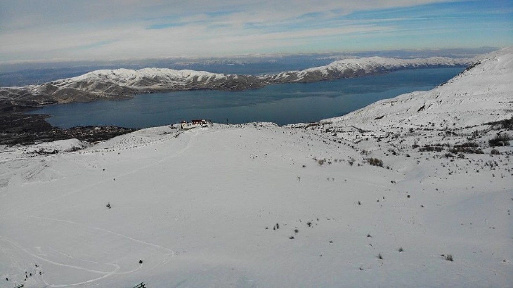 Göl manzaralı Hazar Baba Dağı'nda kayak keyfi başladı