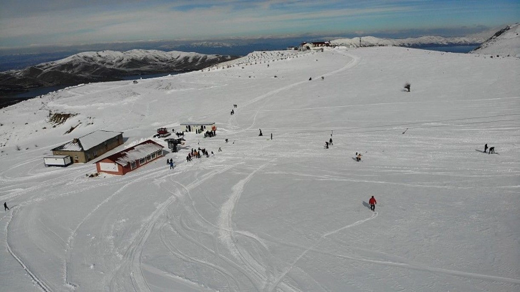 Göl manzaralı Hazar Baba Dağı'nda kayak keyfi başladı