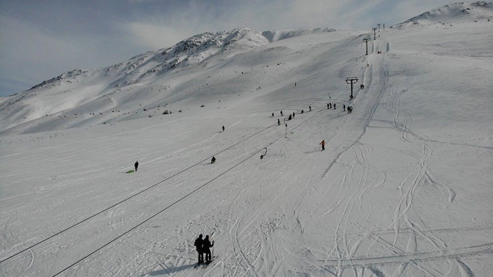 Göl manzaralı Hazar Baba Dağı'nda kayak keyfi başladı