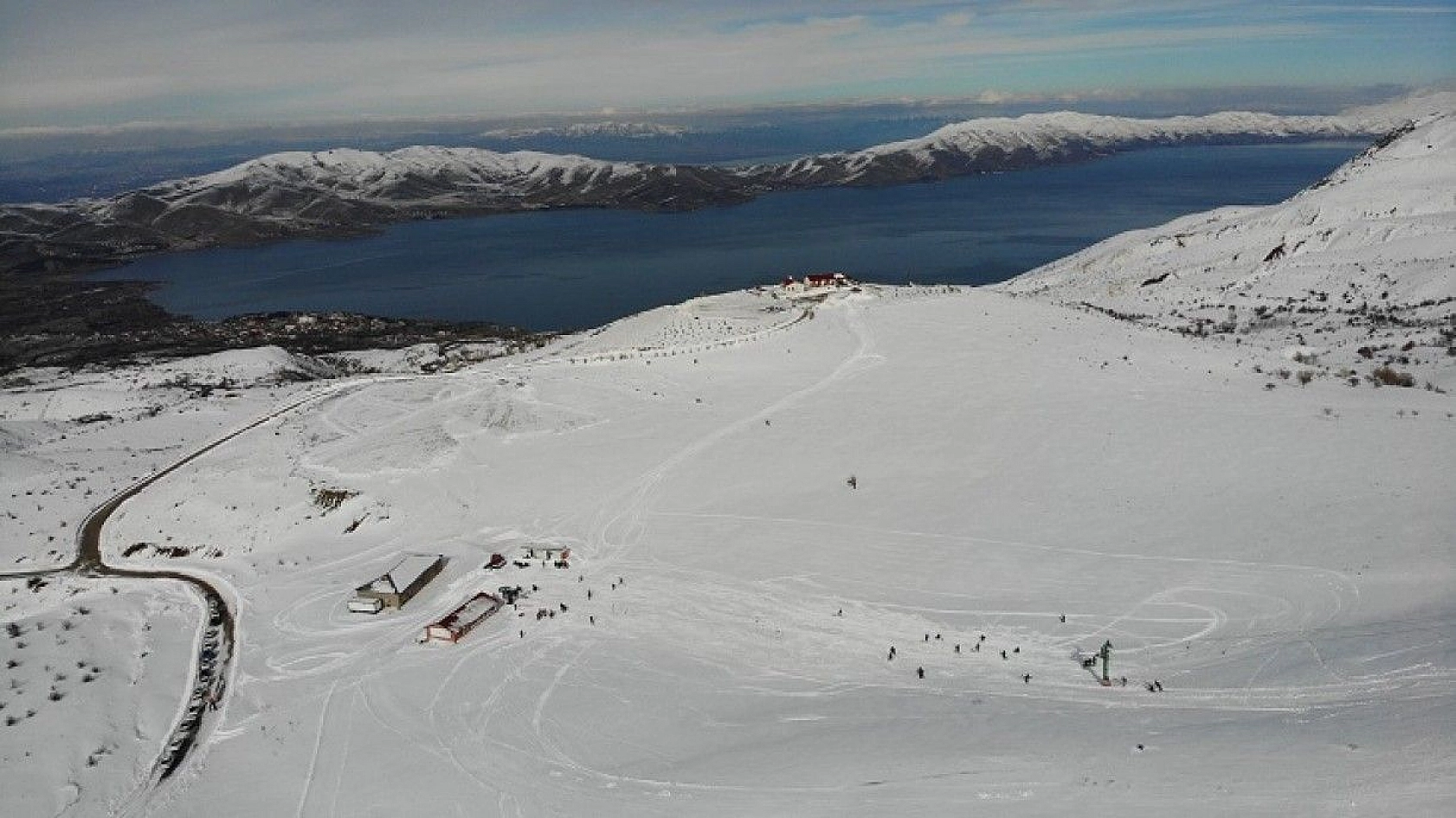 Göl manzaralı Hazar Baba Dağı'nda kayak keyfi başladı