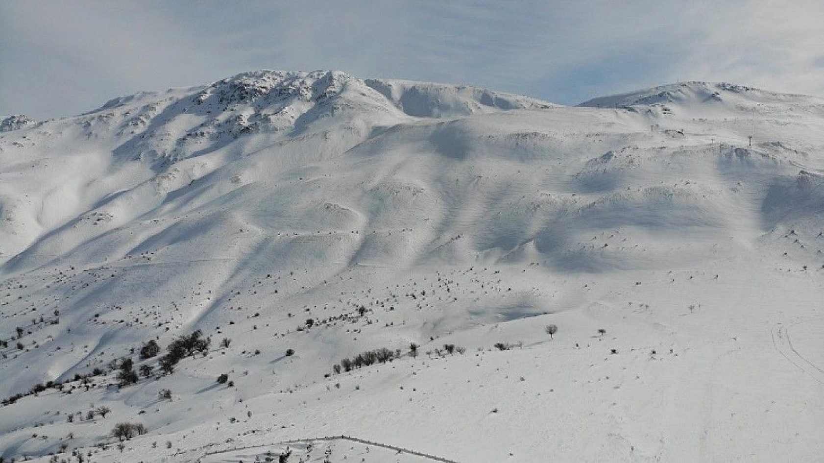 Göl manzaralı Hazar Baba Dağı'nda kayak keyfi başladı