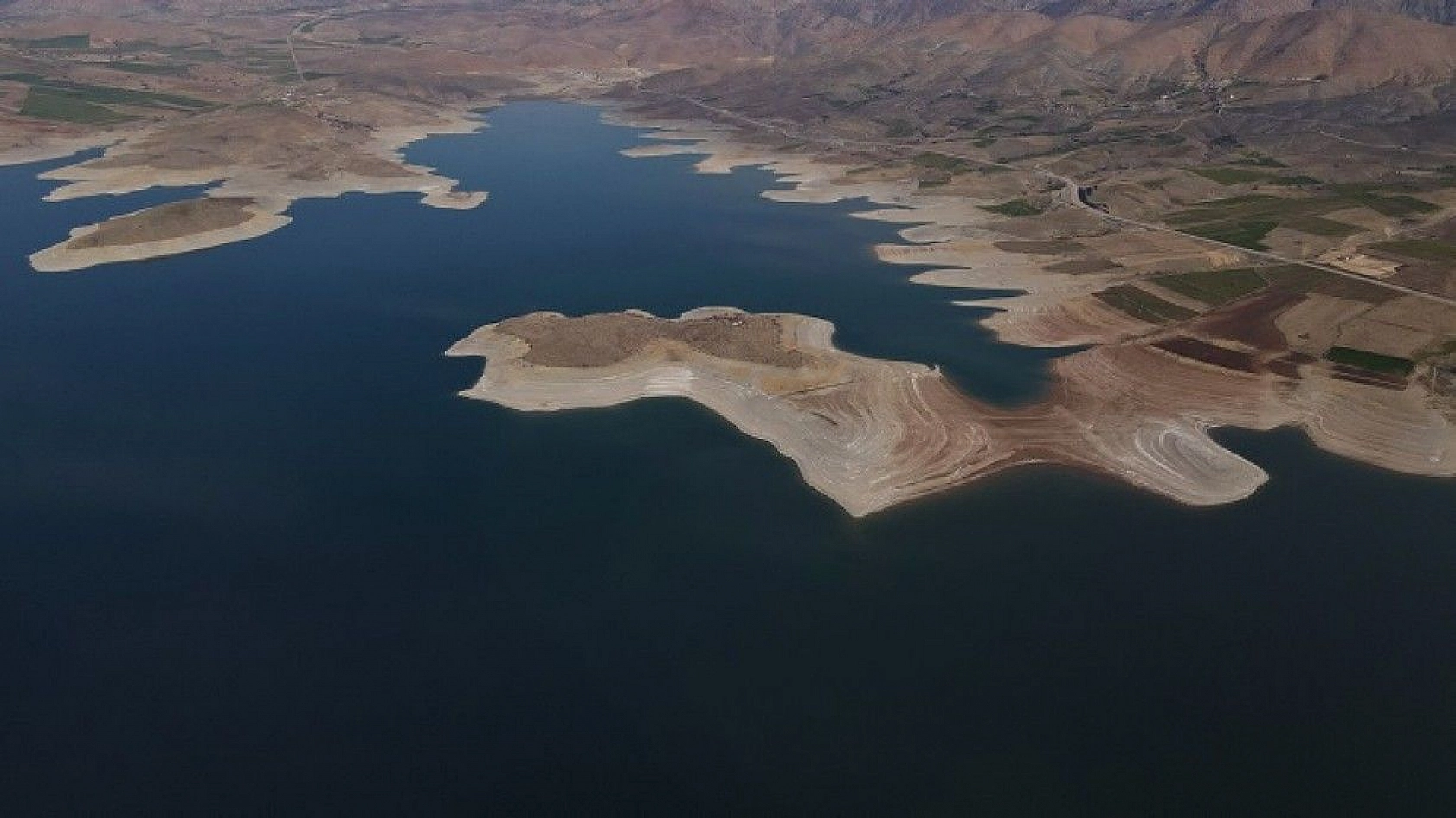 Adada çiçekler açtı