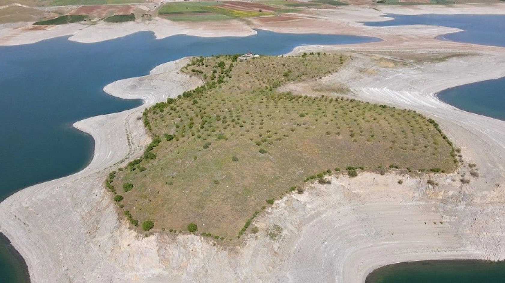 Robinson Ziya dedenin adası baharla birlikte yeşile büründü