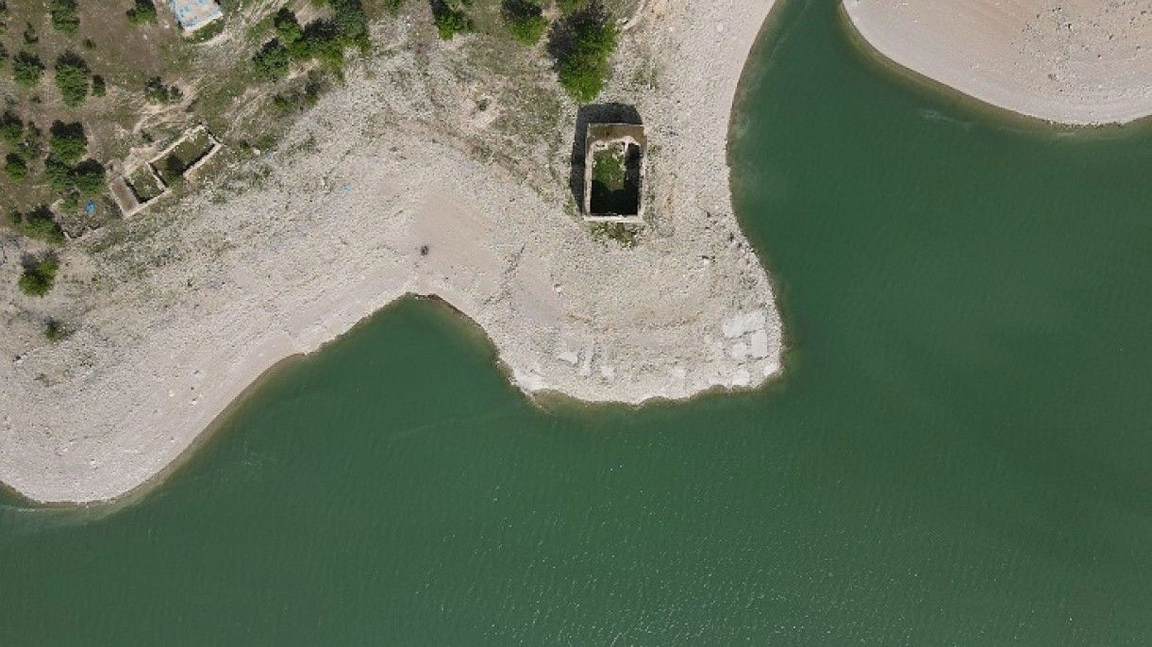 Sülar çekildi, tarihi kilise gün yüzüne çıktı