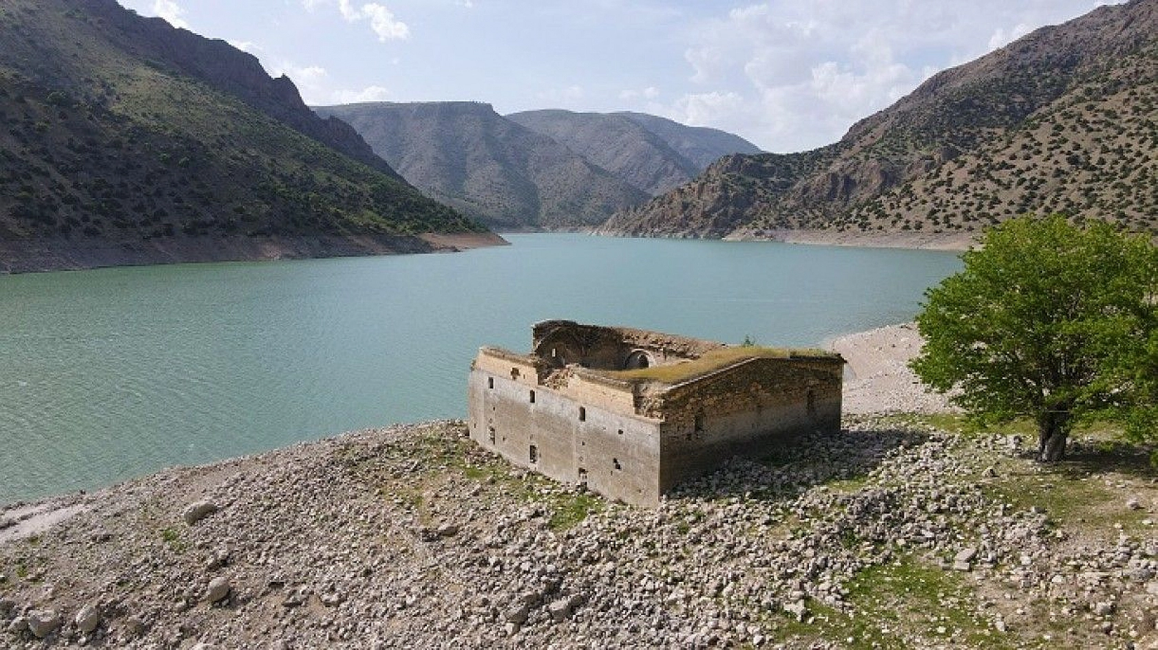 Sülar çekildi, tarihi kilise gün yüzüne çıktı
