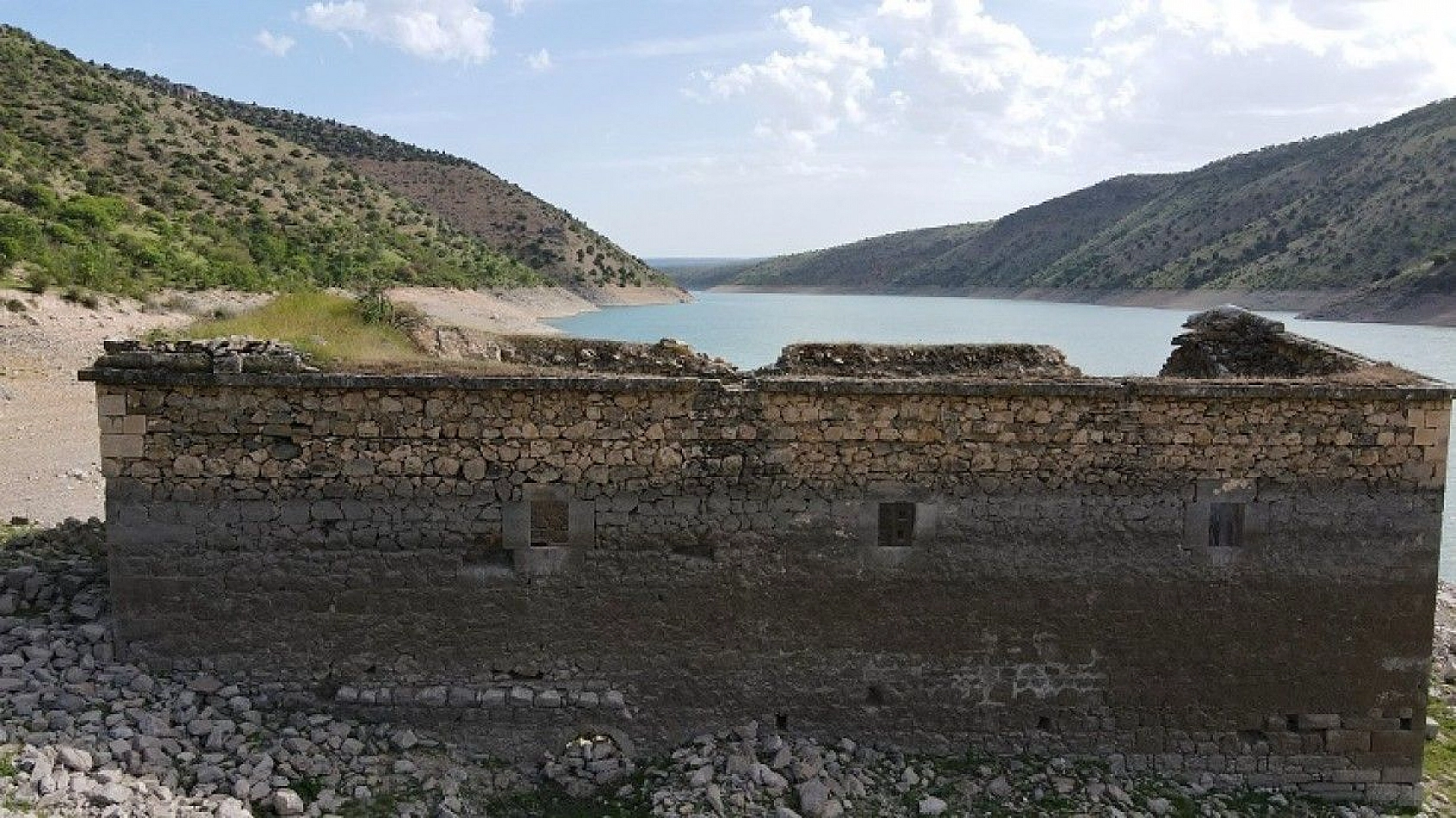 Sülar çekildi, tarihi kilise gün yüzüne çıktı