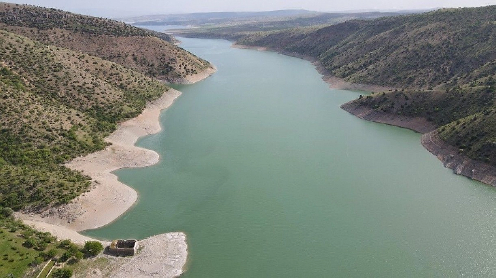 Sülar çekildi, tarihi kilise gün yüzüne çıktı