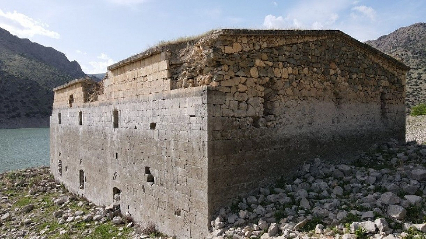 Sülar çekildi, tarihi kilise gün yüzüne çıktı