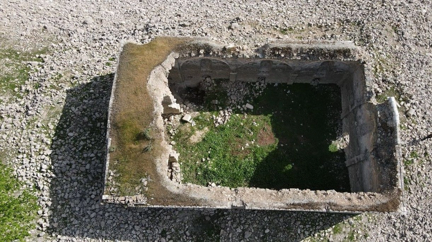 Sülar çekildi, tarihi kilise gün yüzüne çıktı