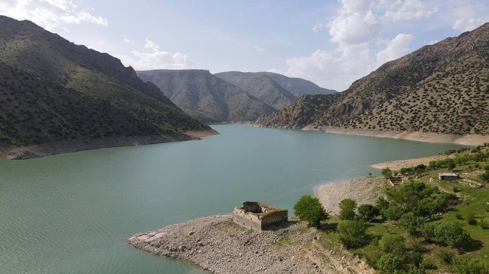 Sülar çekildi, tarihi kilise gün yüzüne çıktı