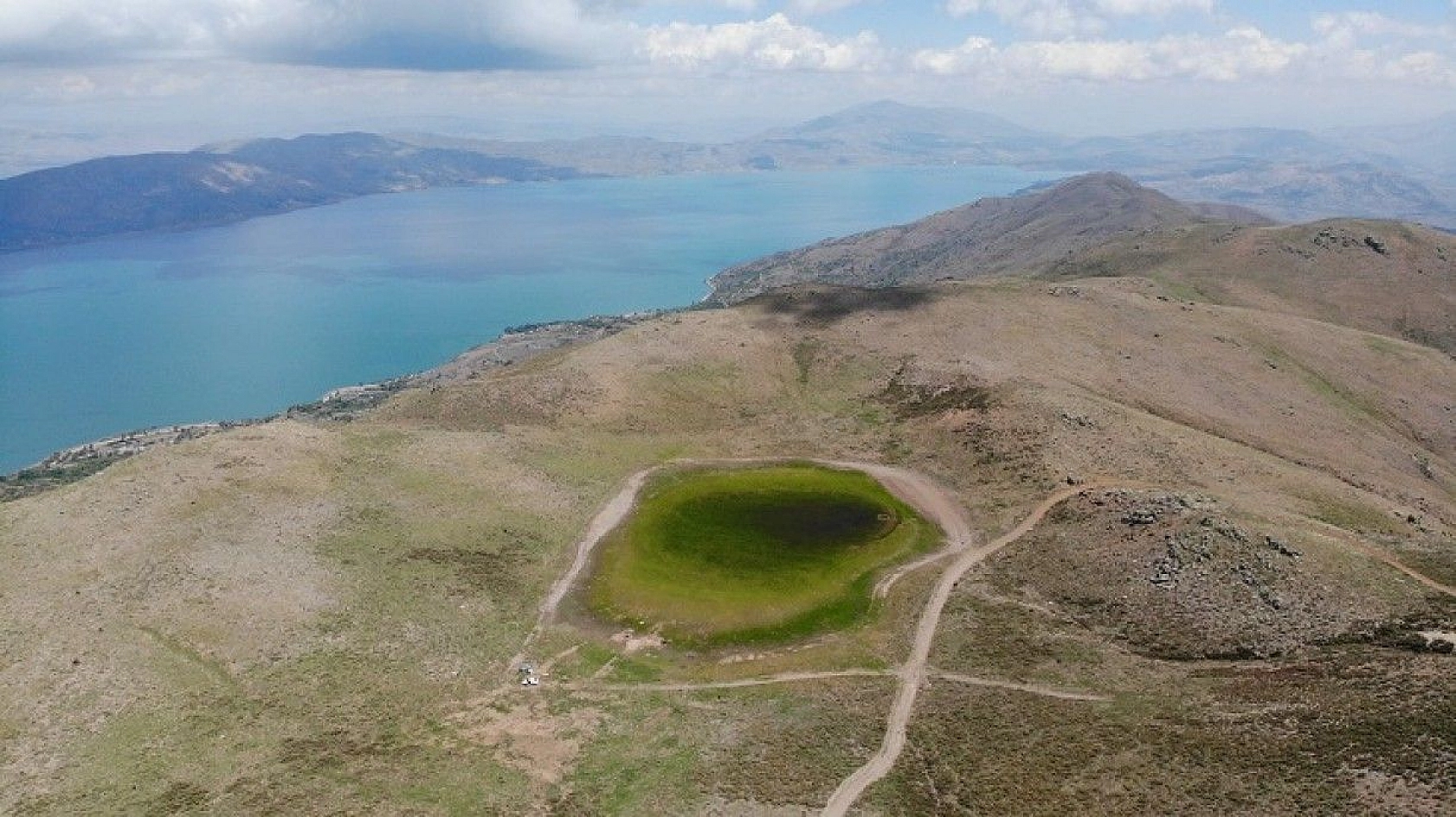 Elazığ'ın kalp gölü Bervi kurudu, hayvanlara otlak oldu