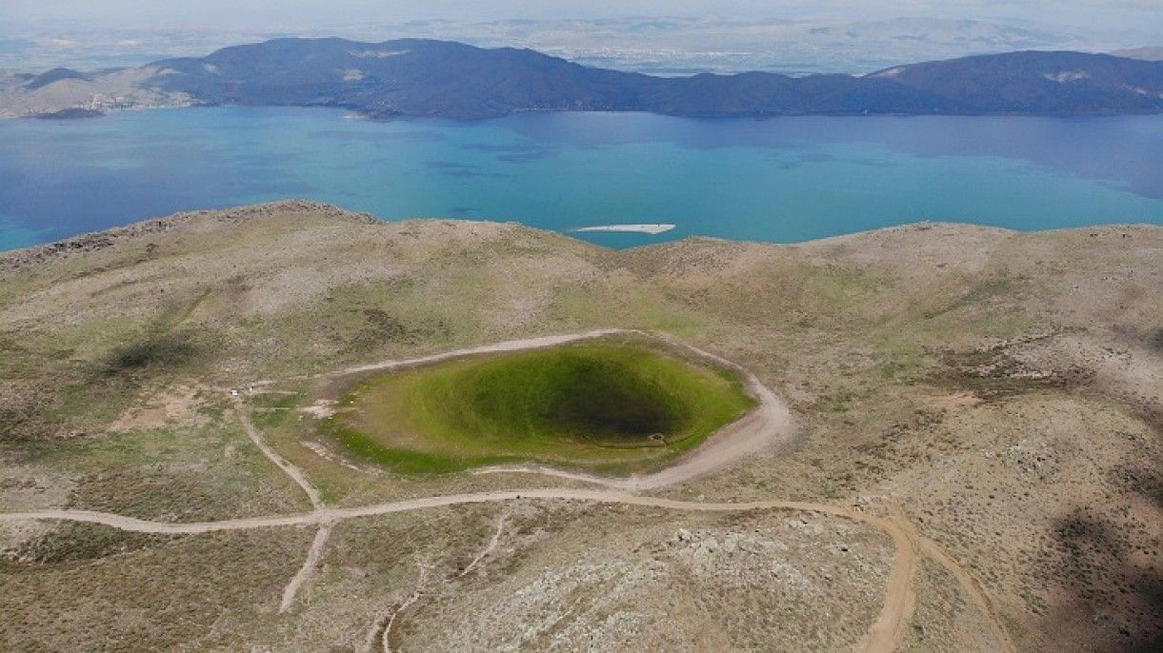 Elazığ'ın kalp gölü Bervi kurudu, hayvanlara otlak oldu
