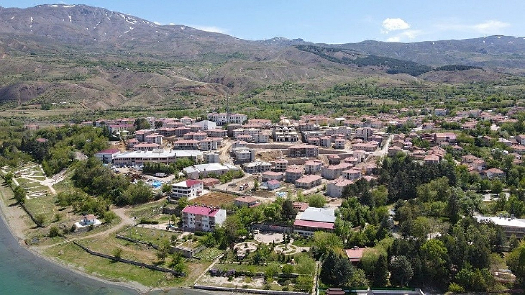 Yeşile bürünen Sivrice muhteşem doğasıyla cezbediyor