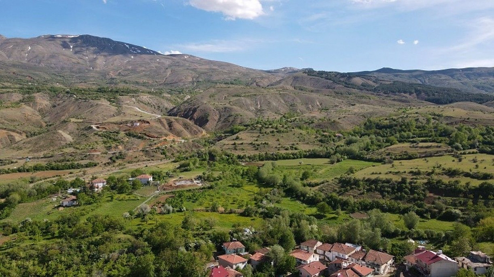 Yeşile bürünen Sivrice muhteşem doğasıyla cezbediyor