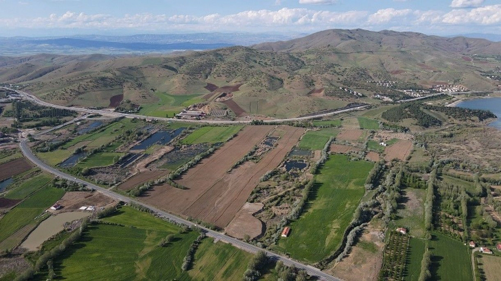 Yeşile bürünen Sivrice muhteşem doğasıyla cezbediyor