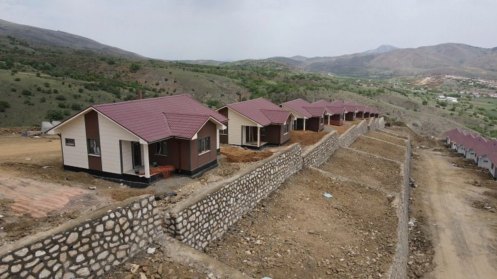 Elazığ'ın 300 köyünde, çelik konutlar yükseliyor