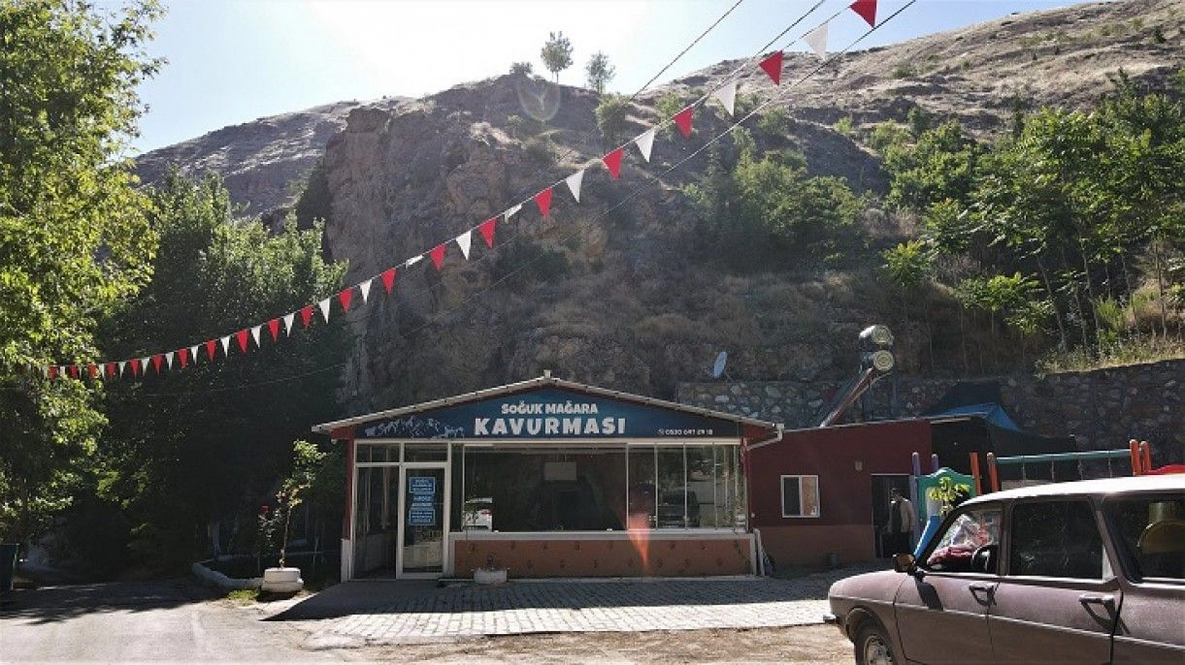 420 metre uzunluğundaki tünel lokantaya, yemeğe değil, serinlemeye geliyorlar