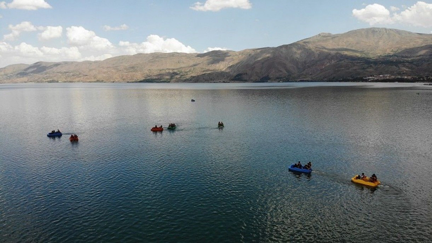 Doğunun gizli denizi Hazar Gölü, misafirlerini ağırlamaya başladı