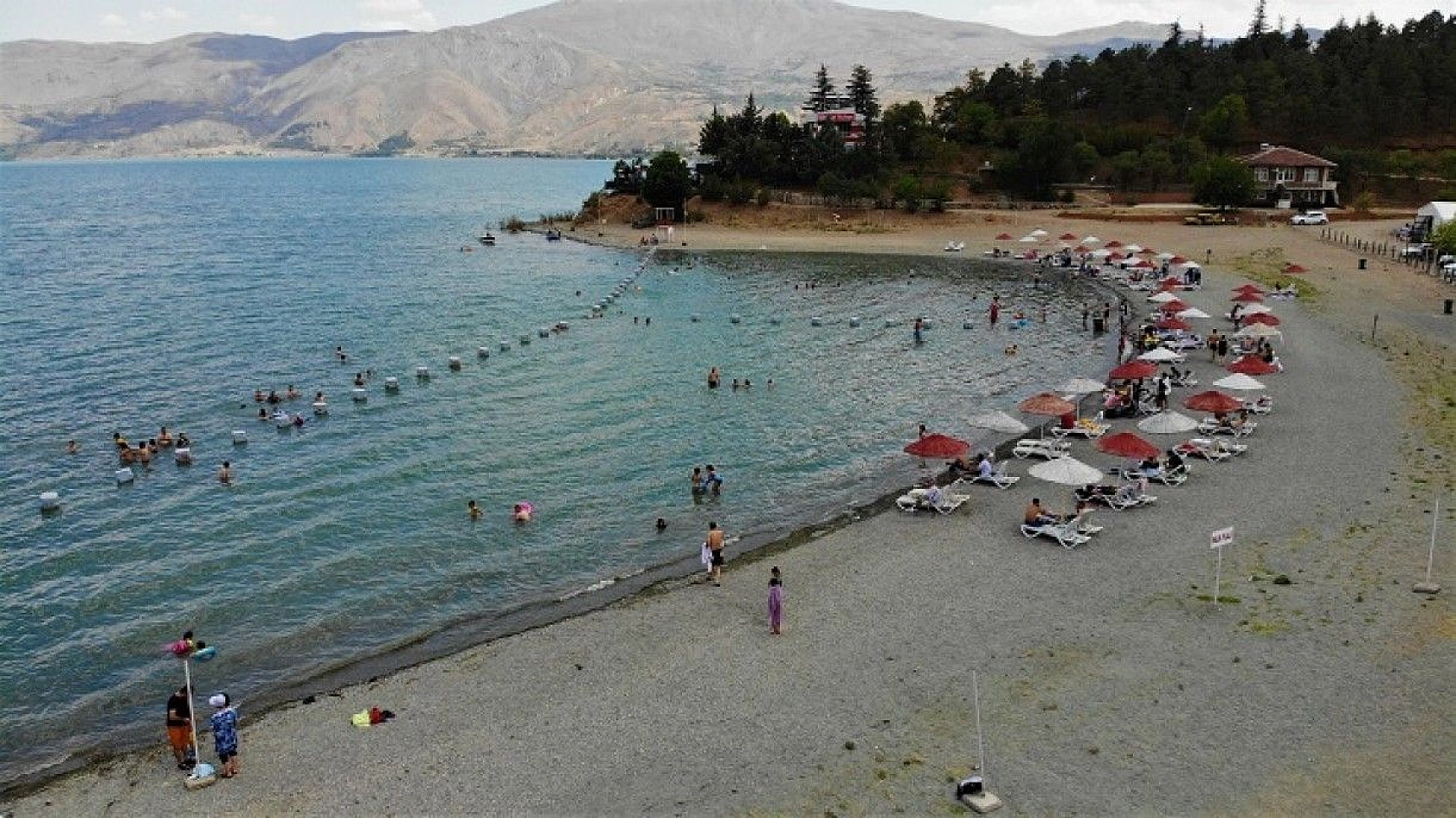 Ege ve Akdeniz sahillerini aratmayan Hazar Gölü, bayram tatilini fırsat bilenlerin akınına uğradı