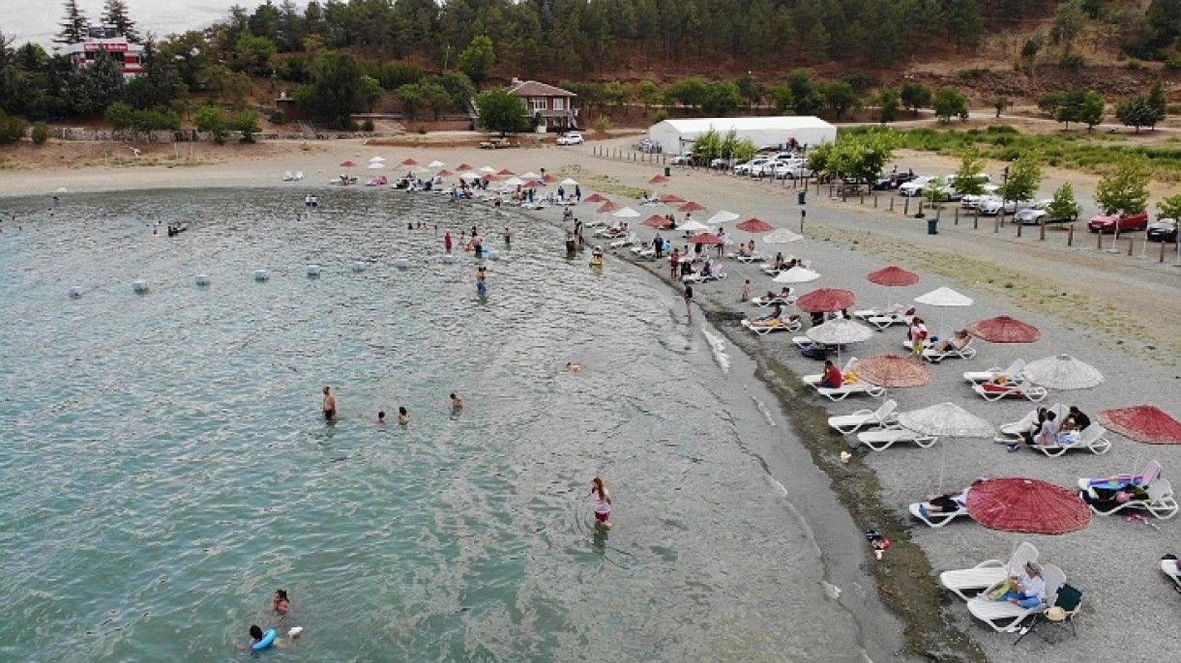 Ege ve Akdeniz sahillerini aratmayan Hazar Gölü, bayram tatilini fırsat bilenlerin akınına uğradı