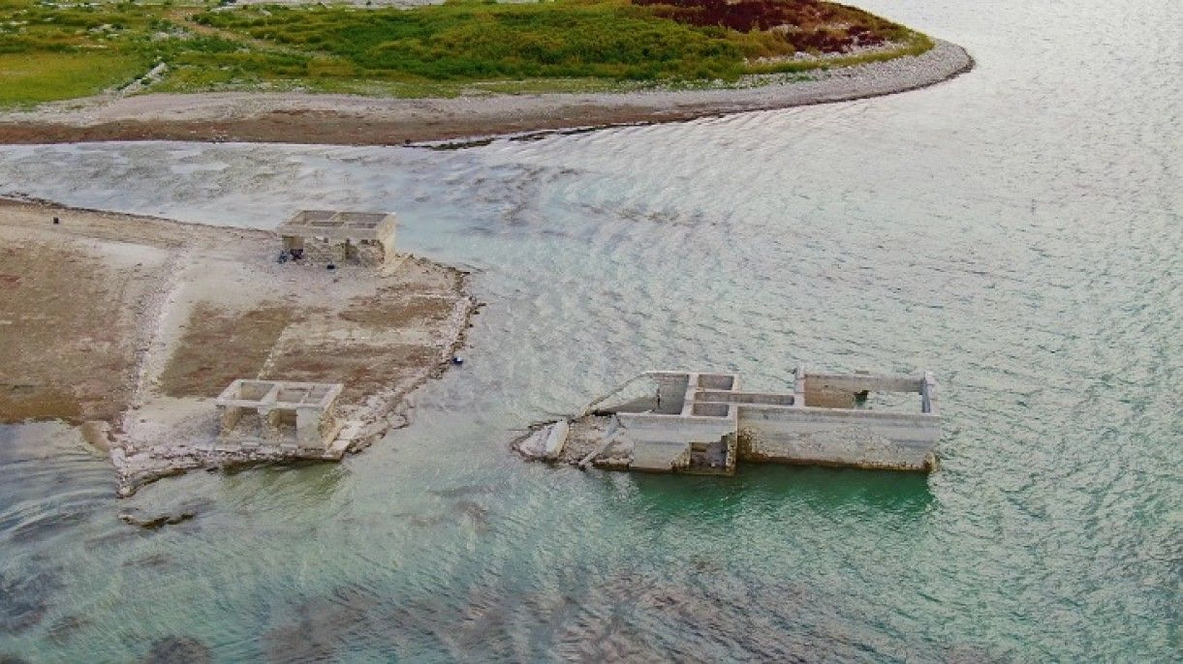 Elazığ'da kuraklık nedeni ile sular çekildi, 75 yıllık okul gün yüzüne çıktı