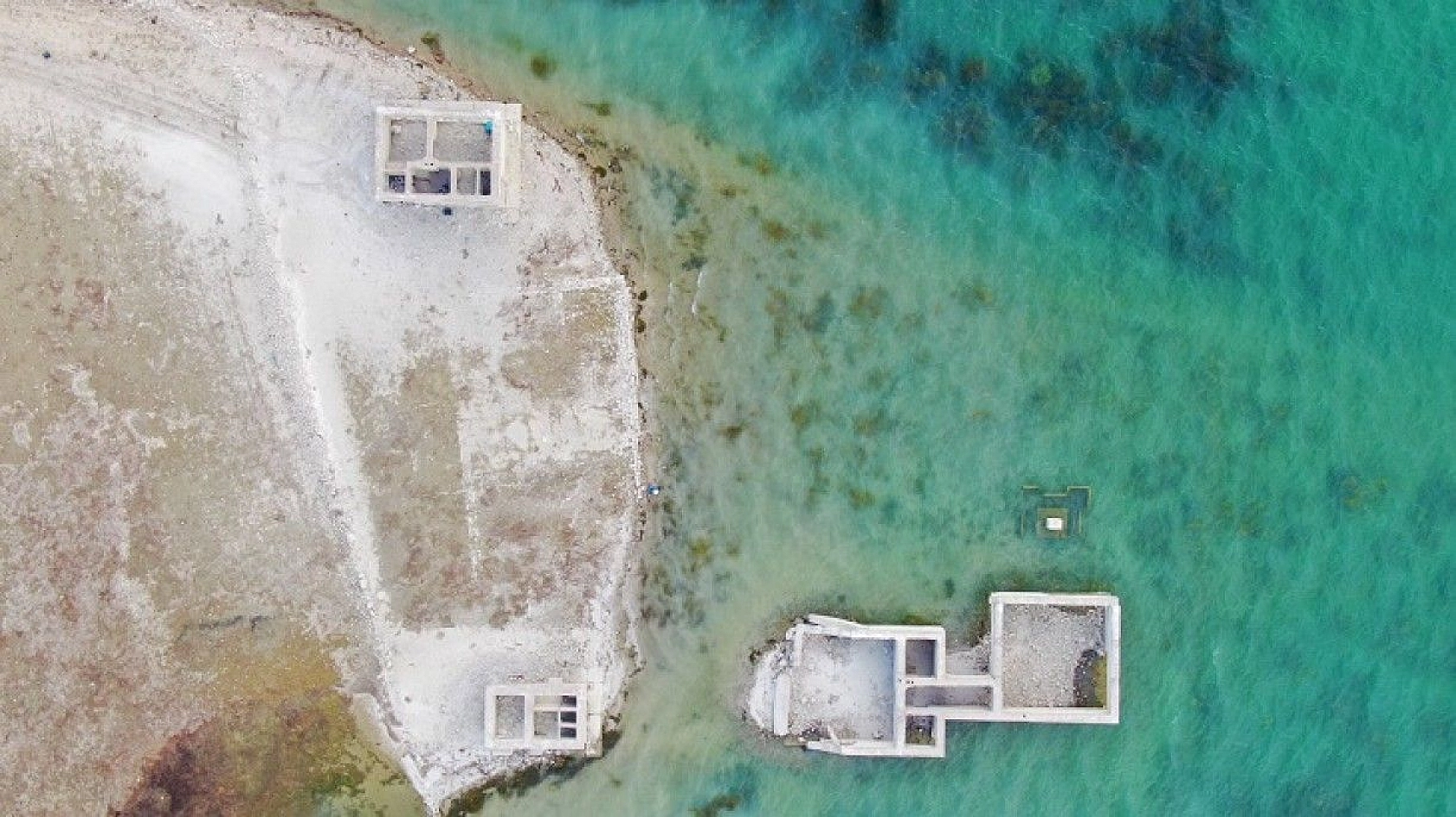 Elazığ'da kuraklık nedeni ile sular çekildi, 75 yıllık okul gün yüzüne çıktı