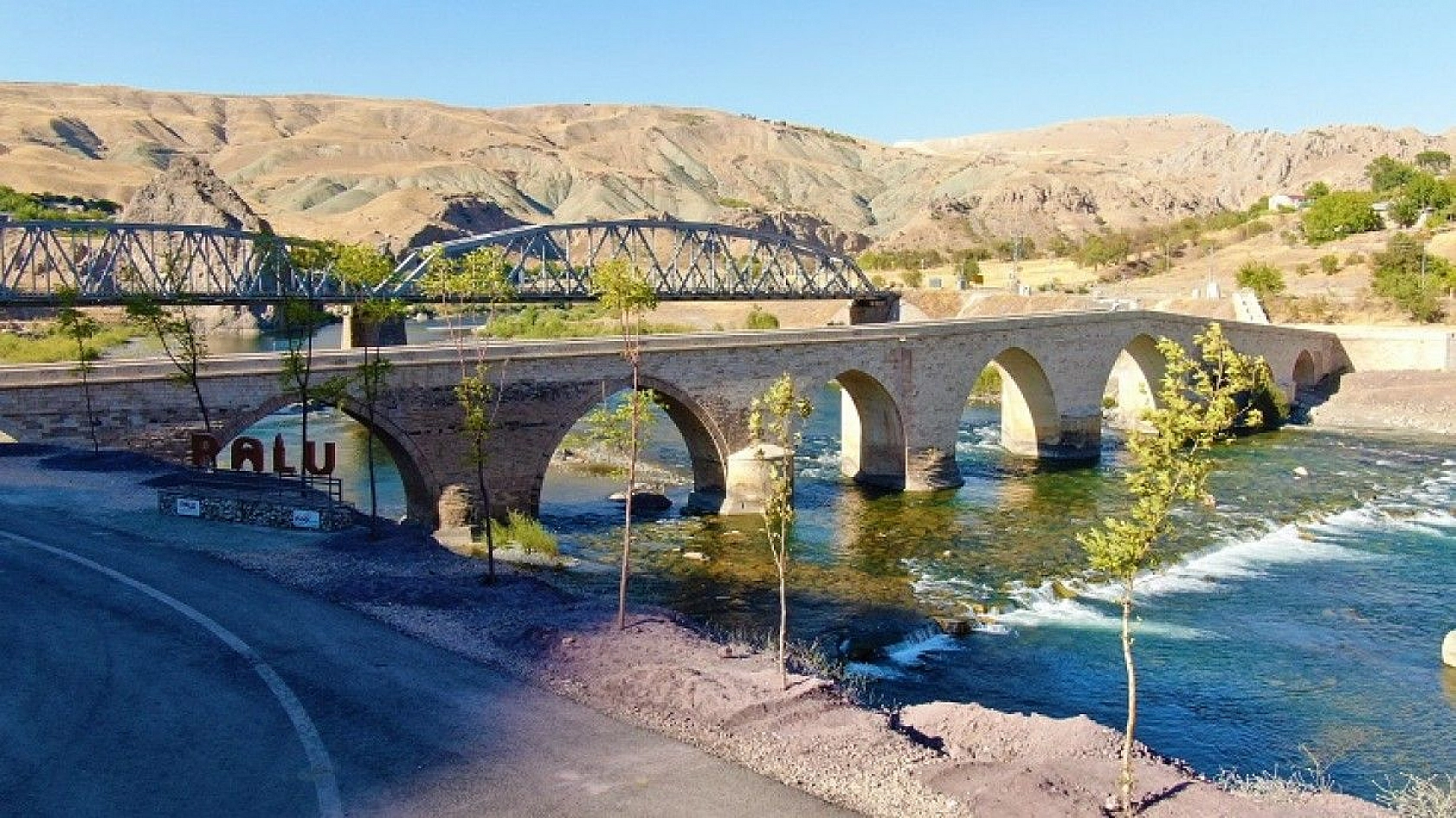 Yüzlerce yıllık Palu Köprüsü tarihe meydan okuyor