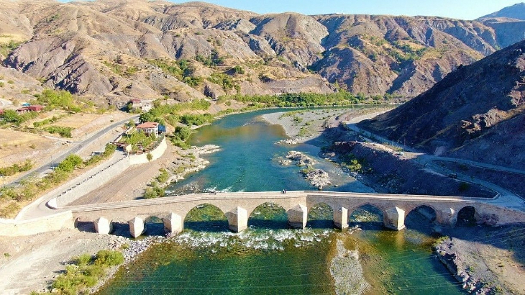 Yüzlerce yıllık Palu Köprüsü tarihe meydan okuyor