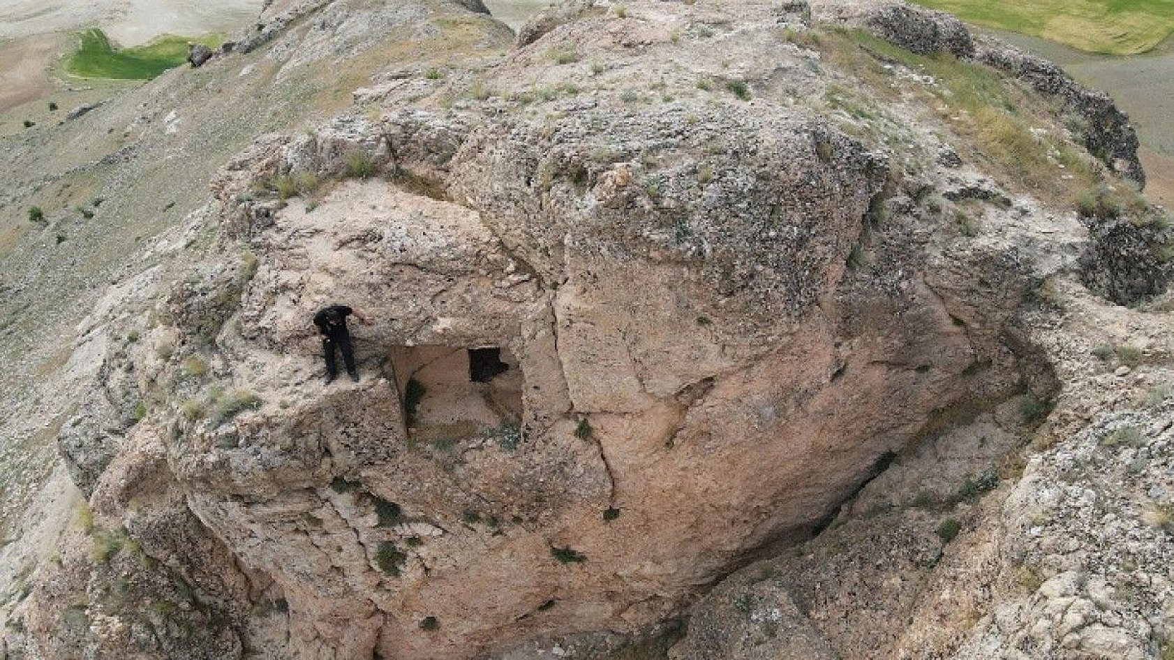 Urartular dönemine ait Tanrıverdi Kalesi ilk günkü ihtişamını koruyor