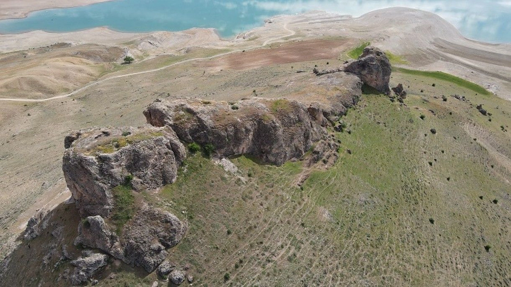 Urartular dönemine ait Tanrıverdi Kalesi ilk günkü ihtişamını koruyor