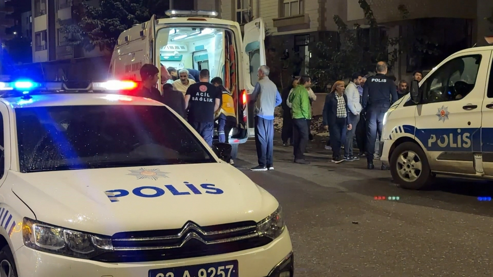Silahlı, taşlı ve sopalı kavga: 2 yaralı