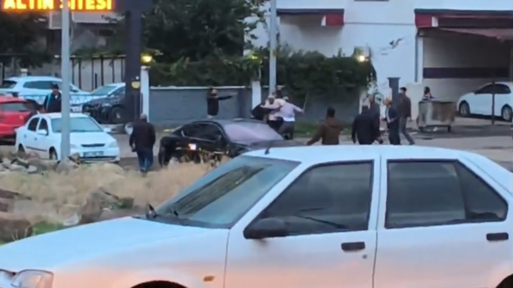 Silahlı, taşlı ve sopalı kavga: 2 yaralı