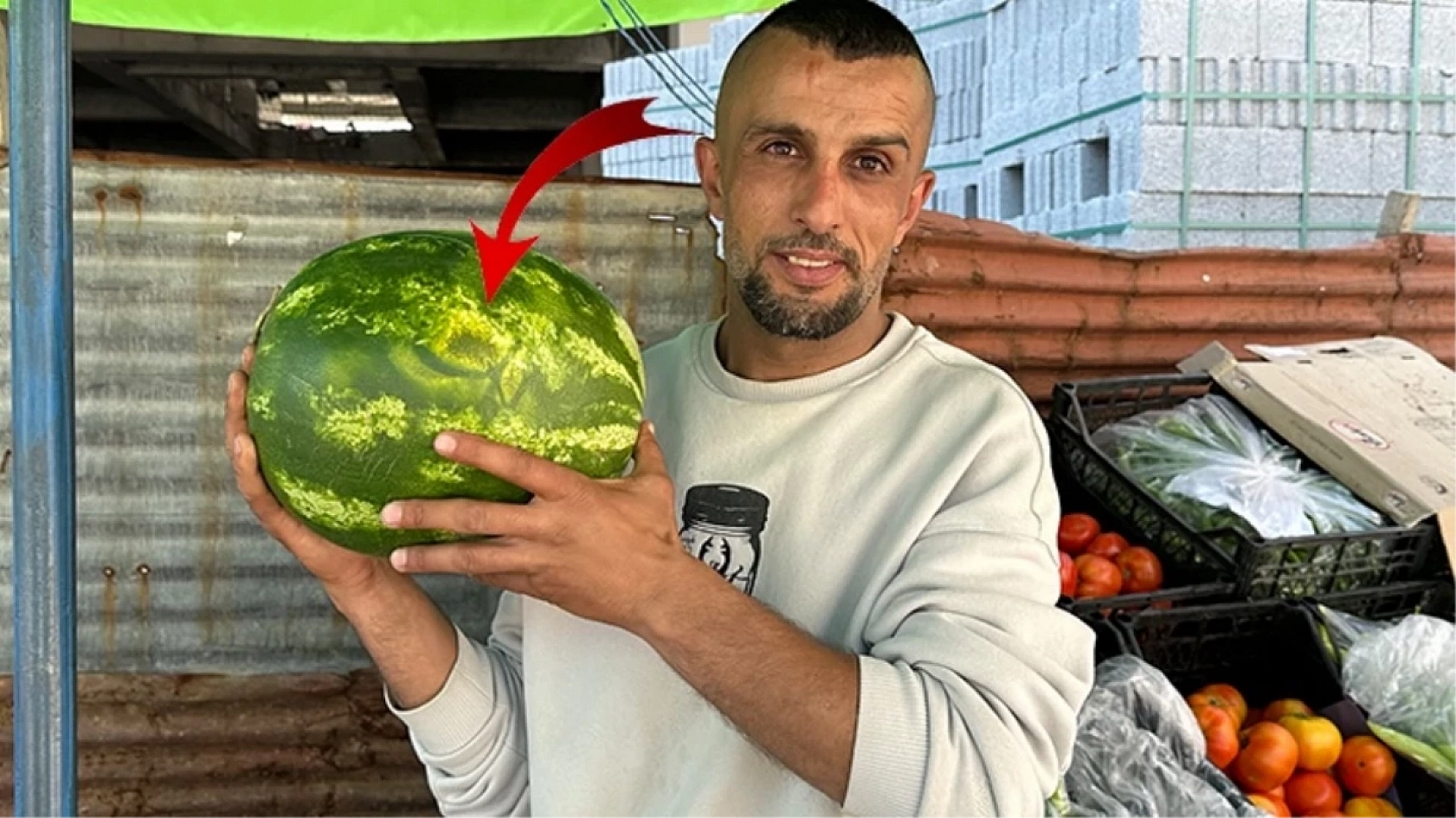 Tüm Teklifleri Elinin Tersiyle İtti Karpuzun Üzerinde Yazan Yazıya Bakınca Manava Hak Veriyorlar